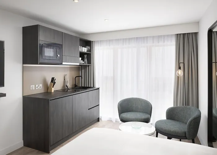 By Marriott Piccadilly ホテル