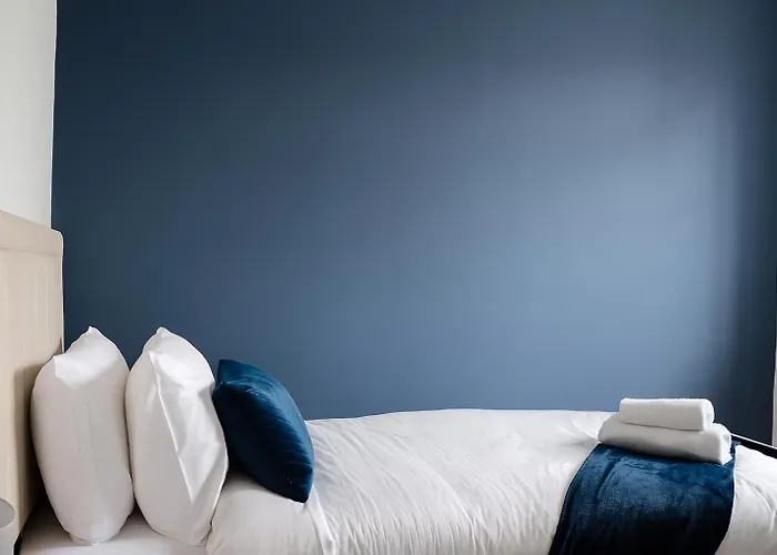 Modern 2 Bedroom House With Parking Manchester