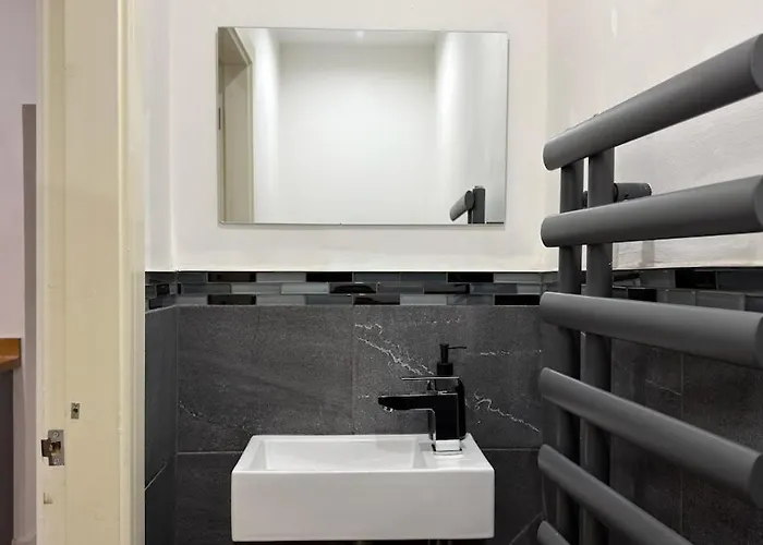 Home Near Etihad, Free Parking, Workplace & Garden Feriehus *