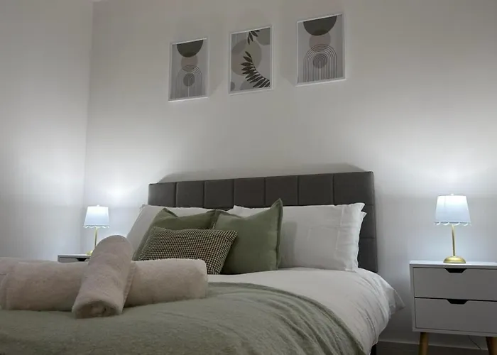 Home Near Etihad, Free Parking, Workplace & Garden Feriehus