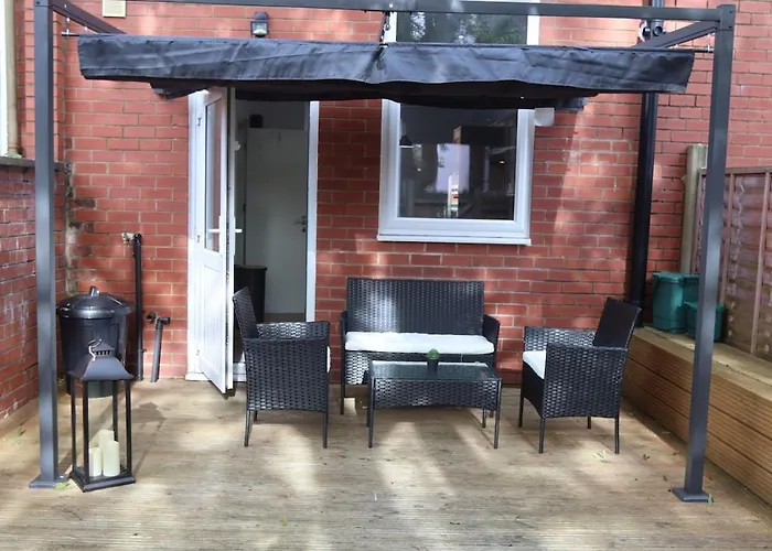 Home Near Etihad, Free Parking, Workplace & Garden *