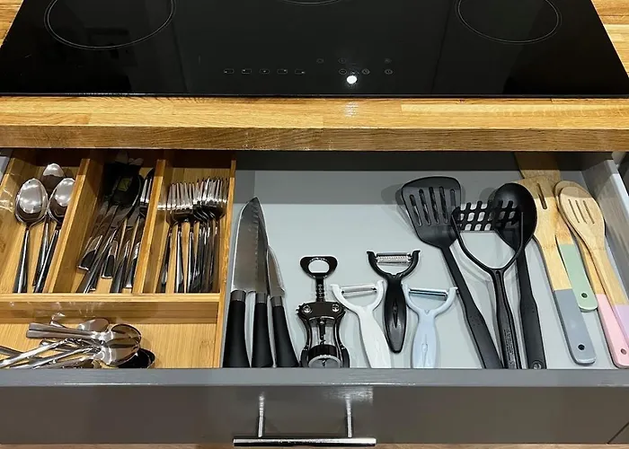 Home Near Etihad, Free Parking, Workplace & Garden Feriehus *