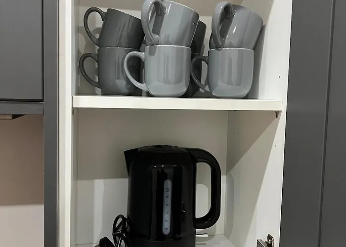 Home Near Etihad, Free Parking, Workplace & Garden Feriehus