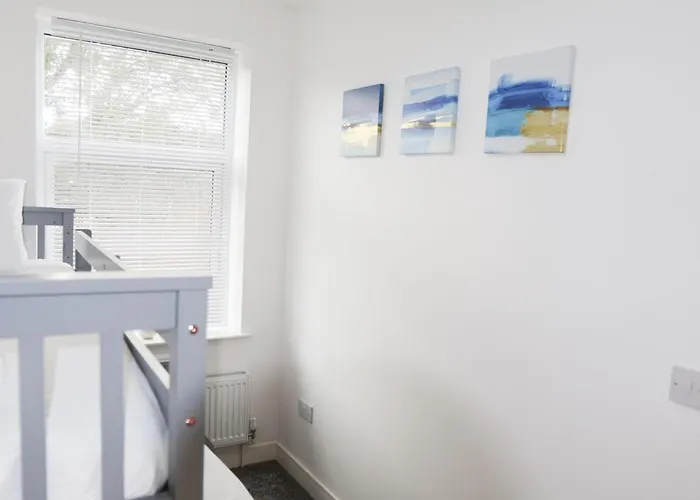 Home Near Etihad, Free Parking, Workplace & Garden Feriehus