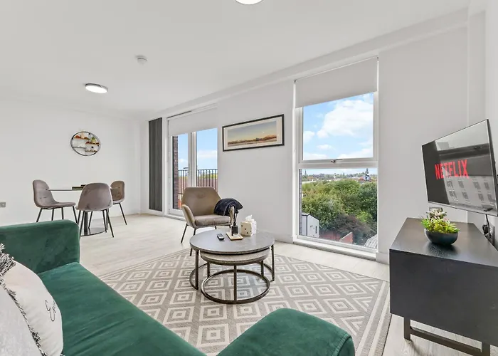 Modern 2br Urban Nest In Salford, For 4 Apartment