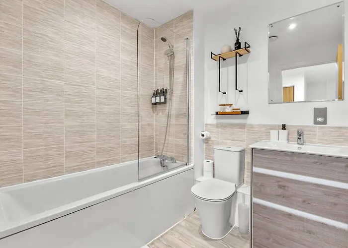 Apartment Modern 2br Urban Nest In Salford, For 4 *