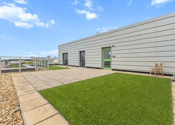 Modern 2br Urban Nest In Salford, For 4 *