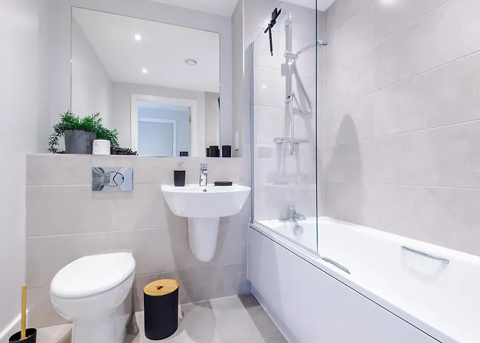 Modern 2br Parking Great Location & Amenities Manchester