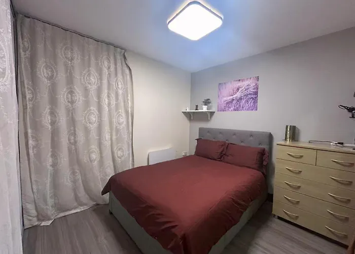 Flat With Free Secure Parking * Manchester