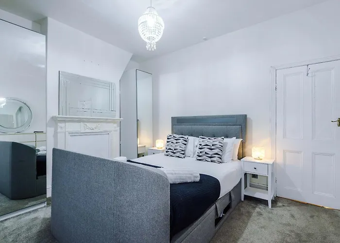 Oldtrafford - Sleeps 6 - Free Parking - Free Wifi * Манчестер