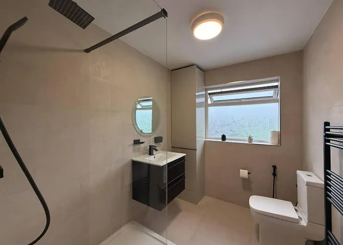 Spacious 4br Near Old Trafford Sleeps 7!