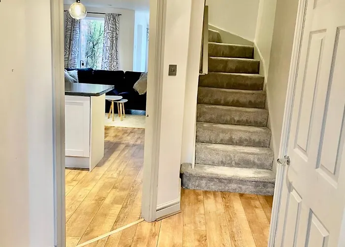 Cosy 4br House, West Didsbury, Bars And Restaurants Close By, Free Parking, Sleeps 8 Semesterbostad *