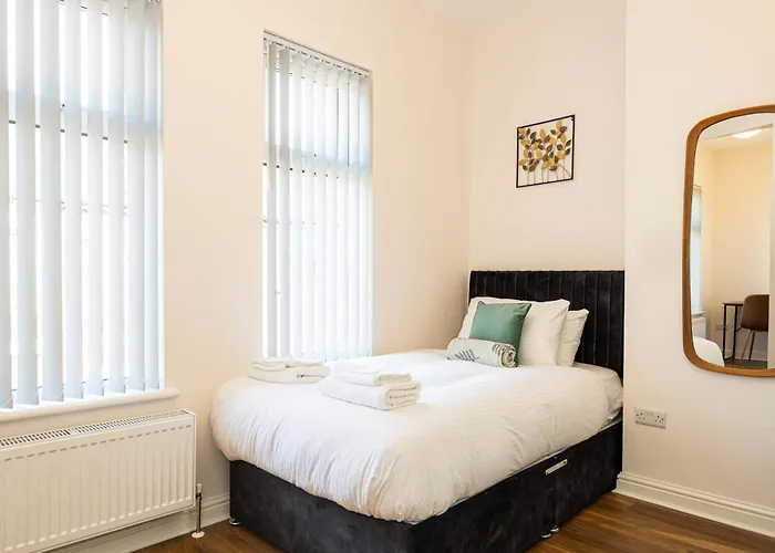 The Groves House- 4 En-suite Beds, Close To Hospital & Mcr Uni Manchester