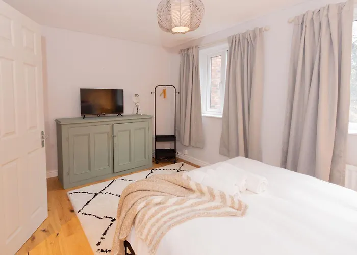 Cosy 4br House, West Didsbury, Bars And Restaurants Close By, Free Parking, Sleeps 8 Semesterbostad