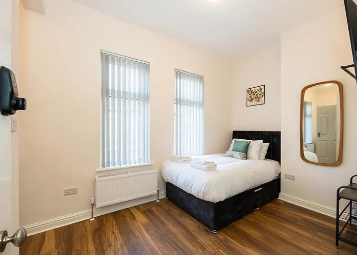 The Groves House- 4 En-suite Beds, Close To Hospital & Mcr Uni Holiday home