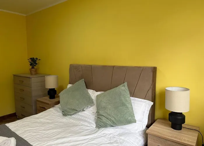 Spacious 4br Near Old Trafford Sleeps 7! * Μάντσεστερ