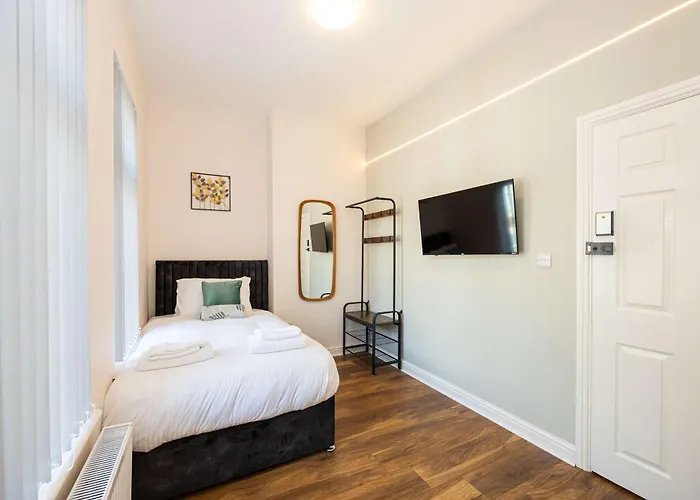 The Groves House- 4 En-suite Beds, Close To Hospital & Mcr Uni