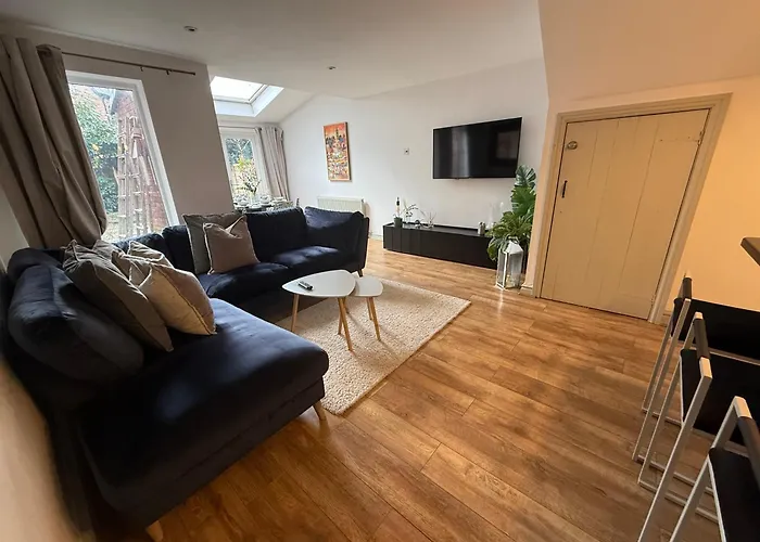 Cosy 4br House, West Didsbury, Bars And Restaurants Close By, Free Parking, Sleeps 8 *