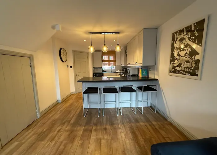 Cosy 4br House, West Didsbury, Bars And Restaurants Close By, Free Parking, Sleeps 8 Manchester