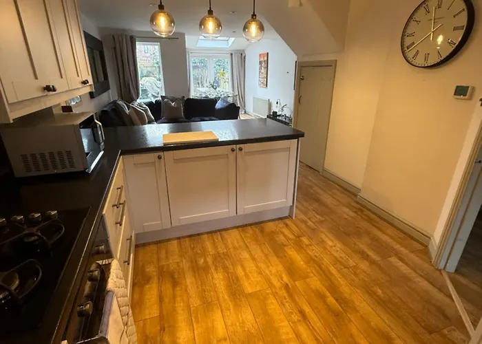 Semesterbostad Cosy 4br House, West Didsbury, Bars And Restaurants Close By, Free Parking, Sleeps 8 *