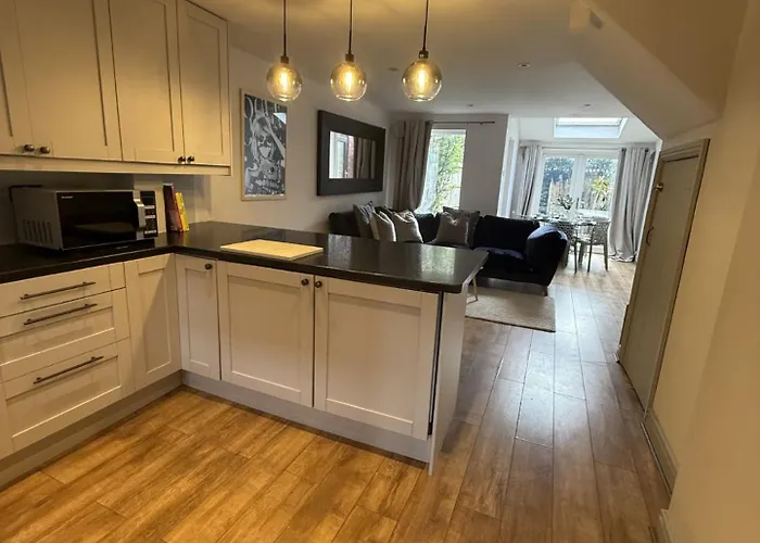 Cosy 4br House, West Didsbury, Bars And Restaurants Close By, Free Parking, Sleeps 8 * Manchester