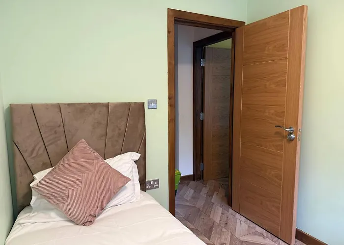 Spacious 4br Near Old Trafford Sleeps 7!