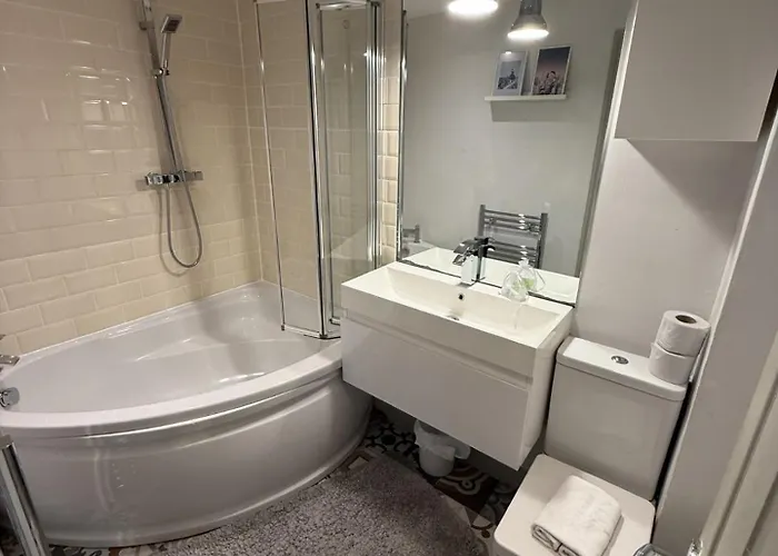 Cosy 4br House, West Didsbury, Bars And Restaurants Close By, Free Parking, Sleeps 8 Semesterbostad