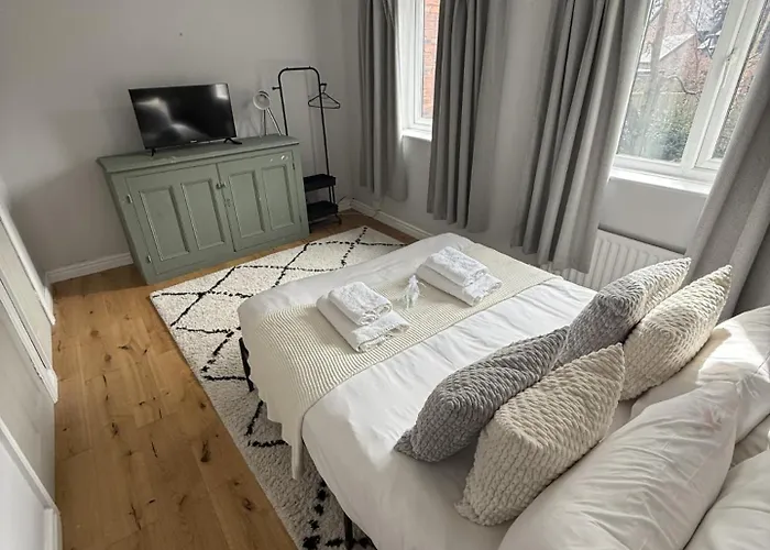 Semesterbostad Cosy 4br House, West Didsbury, Bars And Restaurants Close By, Free Parking, Sleeps 8 *