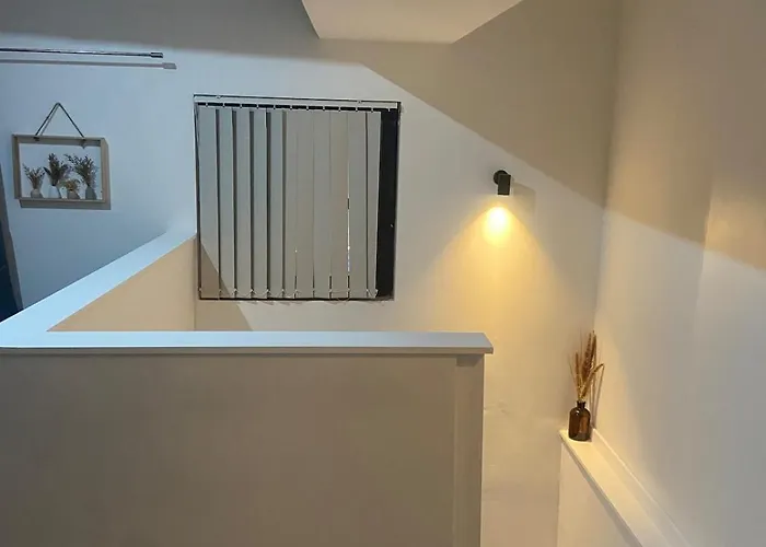 2 Bedrooms Next To Arndale Shopping * Manchester