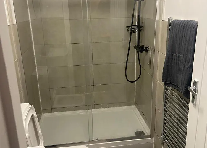 2 Bedrooms Next To Arndale Shopping Apartament