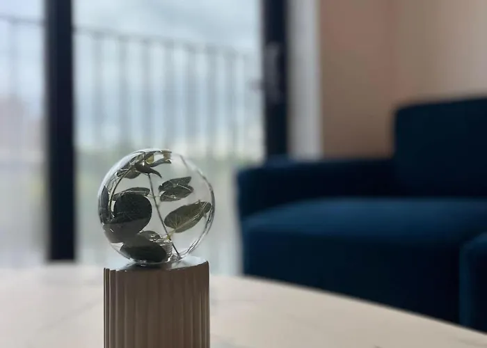 Joyful Group - Stylish 2 Bedroom Duplex With Sofa Bed In Salford M5 *