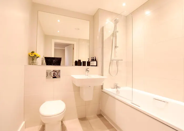 Modern 2 Bed, 2 Bath With Ensuite By Avalora Short Lets & Serviced Salford, Near Tram Manchester, Train Station, Parking * 맨체스터