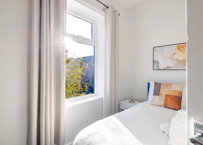 2 Bedroom House With Free Parking *