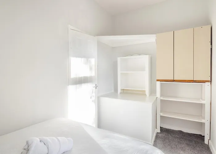 2 Bedroom House With Free Parking בית נופש