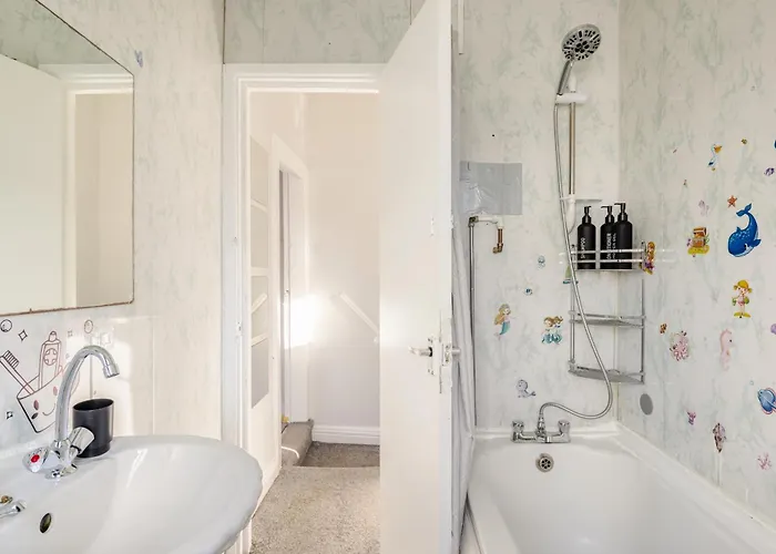 2 Bedroom House With Free Parking בית נופש *