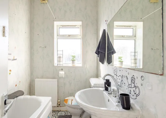 2 Bedroom House With Free Parking *