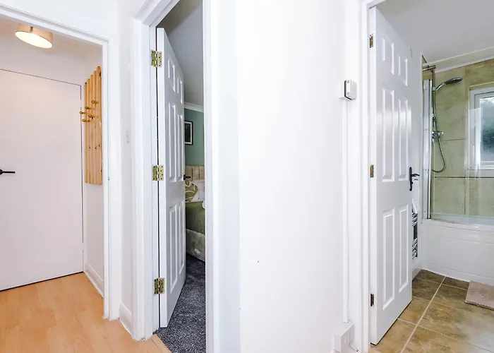 Comfy 1br In Salford, Kitchen, Wifi And Parking