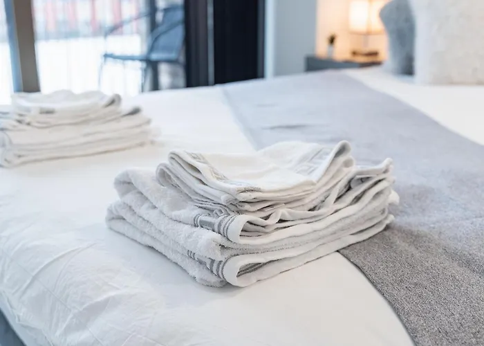 Luxury 2 Bed Apartment, With A Balcony & Canal View In Centre!