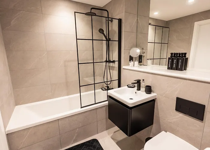 Luxury 2 Bed Apartment, With A Balcony & Canal View In Centre!