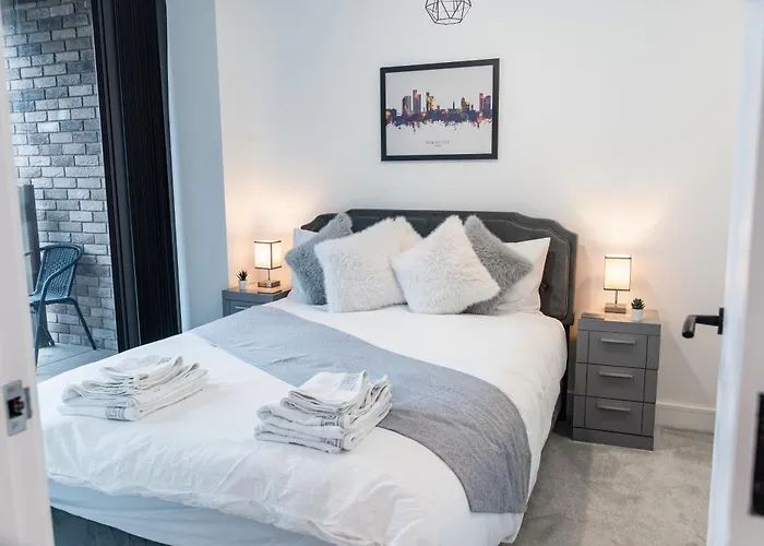 Luxury 2 Bed Apartment, With A Balcony & Canal View In Centre! *