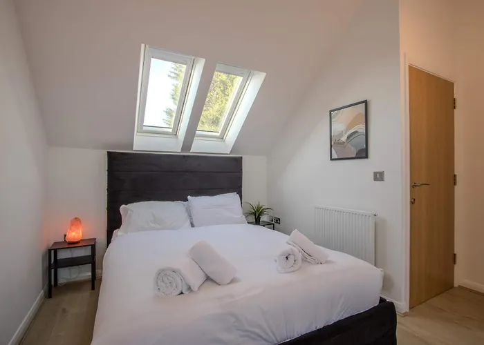 Modern 2-bed House In Swinton - Private Parking 度假居