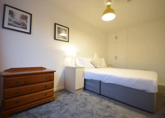 Cosy 2bdr House With Driveway Near *