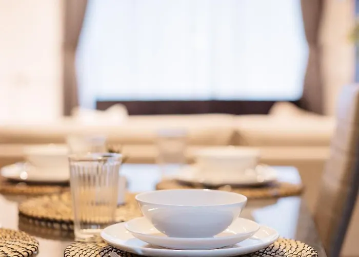 Casa vacanze 3 Bedroom House In Salford - Sleeps 6 Guests, Contractors, Groups, Families, Business, Leisute & Relocation Welcome, 15 Minutes From Centre, Fast Wi-fi, Smart Tv In Each Bedroom & Free Parking, Long And Short Welcome