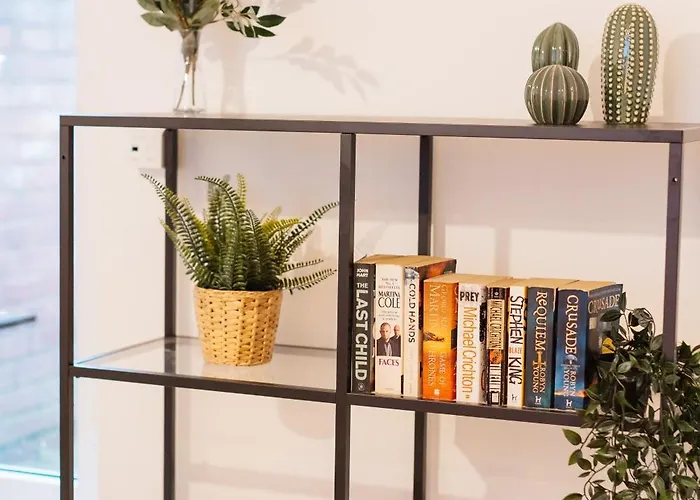 3 Bedroom House In Salford - Sleeps 6 Guests, Contractors, Groups, Families, Business, Leisute & Relocation Welcome, 15 Minutes From Centre, Fast Wi-fi, Smart Tv In Each Bedroom & Free Parking, Long And Short Welcome Casa vacanze