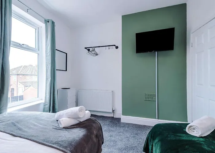 Spacious 3 Bed In By 53 Degrees Property, Perfect For Group Stays, Sleeps 8 With Free Parking! * Манчестер