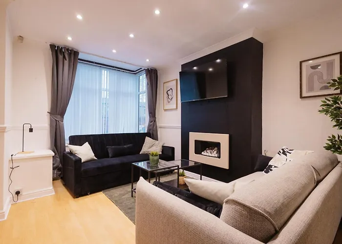 3 Bedroom House In Salford - Sleeps 6 Guests, Contractors, Groups, Families, Business, Leisute & Relocation Welcome, 15 Minutes From Centre, Fast Wi-fi, Smart Tv In Each Bedroom & Free Parking, Long And Short Welcome Casa vacanze