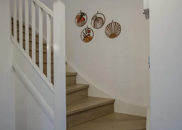 Modern 2-bed House In Swinton - Private Parking 度假居