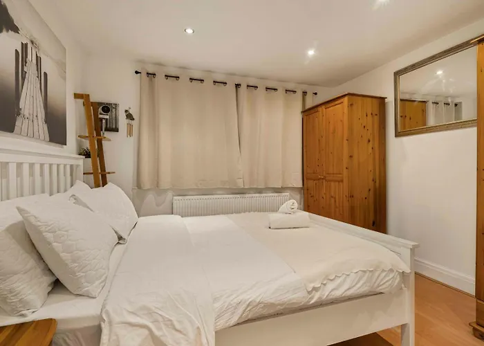 Guest house Guestready - Cozy 3-bedroom In Droylsden 4*