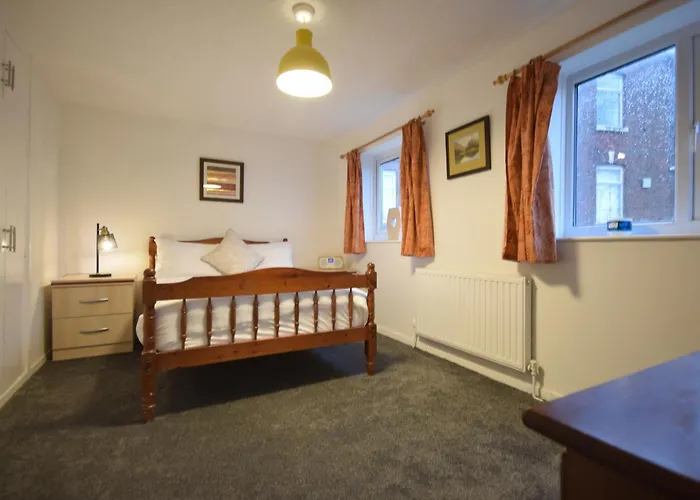 Cosy 2bdr House With Driveway Near Mánchester