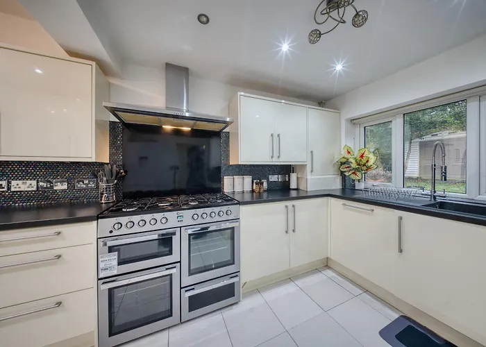 3 Bedrooms Sleeps 7 Free Parking * Manchester